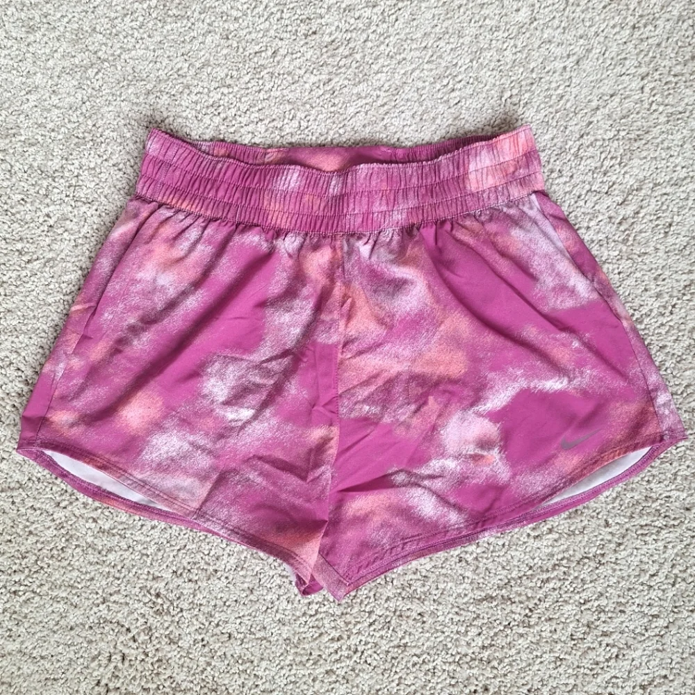 Nike Dri Fit Pink And White Abstract Athletic Running Shorts - Size Medium - NWT